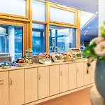 Akademie Hotel *